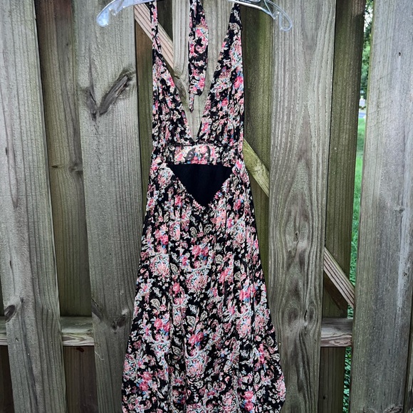 Black Paisley Open Back Halter Dress - Picture 4 of 7